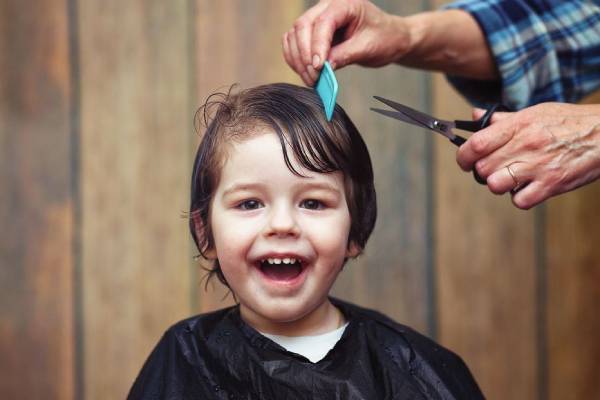 Les enfants adorent se faire couper les cheveux