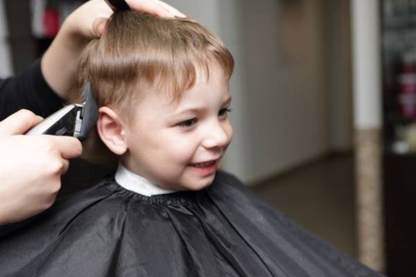 Les enfants adorent se faire couper les cheveux